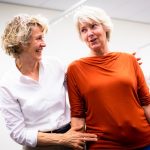 Transfers-Belicht Zorgprofessional begeleidt een cliënt bij houding en balans tijdens een praktische oefening van Transfers Belicht, met aandacht voor veilig bewegen, ergonomie en het voorkomen van fysieke overbelasting in de zorg.