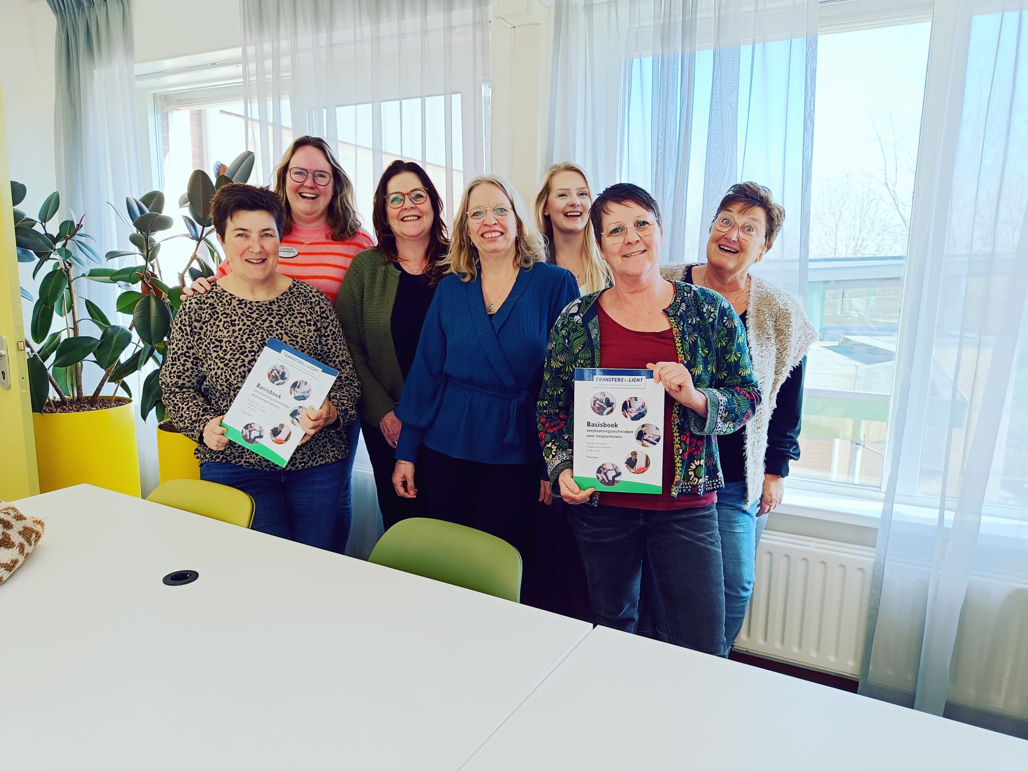 Groepsfoto bij Transfers Belicht met het Basisboek Verplaatsingstechnieken voor zorgverleners, gericht op fysiek veilig, respectvol en ergonomisch werken in de zorg.